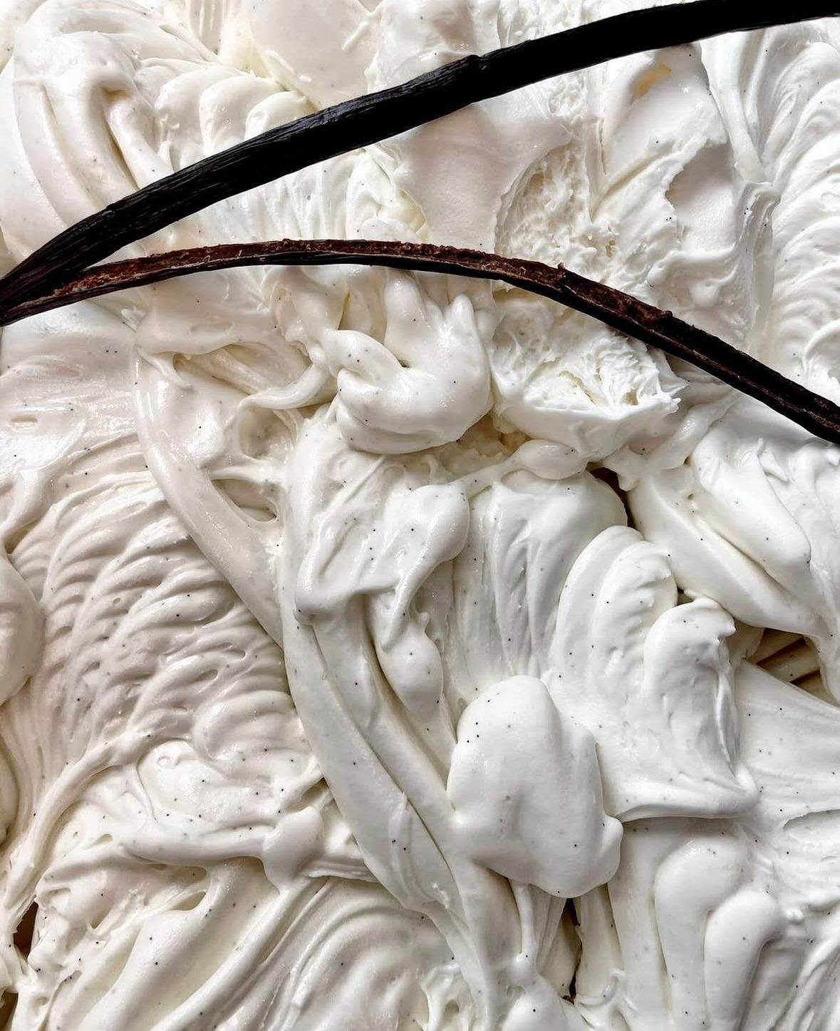 Gelato cremoso de baunilha com fava aberta em cima